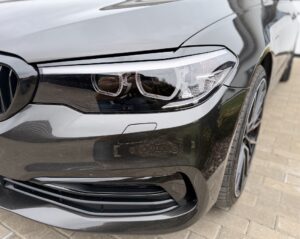 BMW G30/G31 läikivmustad kulmud esituledele